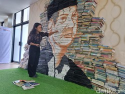 Mahasiswa Ini Lukis Wajah Abdul Malik Fadjar dari 3.000 Buku