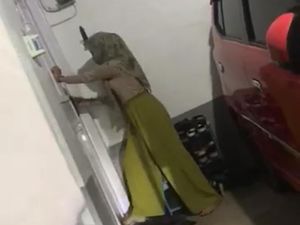 Ibu Muda Diusir dari Rumah gegara Labrak Selingkuhan Suami Lapor Polisi Ibu Muda Diusir dari Rumah gegara Labrak Selingkuhan Suami Lapor Polisi