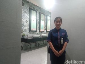 Cerita Masrah, Cleaning Service di Mall yang Jadi Viral Karena Ramah