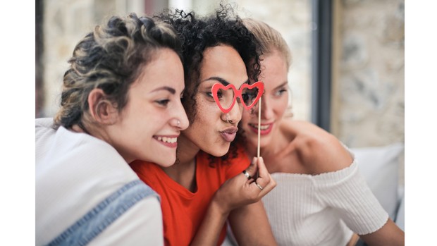 Ilustrasi beberapa perempuan tengah hang out bersama.