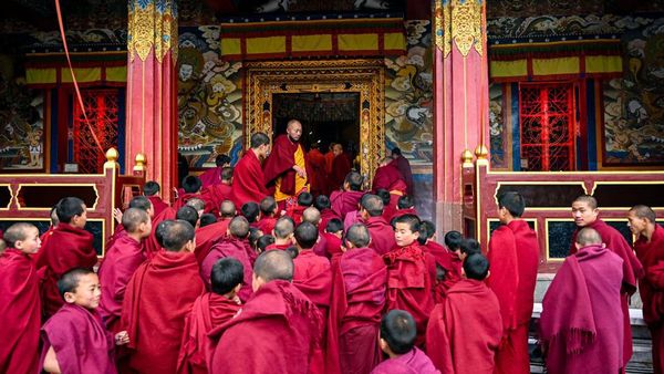 Mengintip Biara Tawang, Tempat Biksu Muda Menuntut Ilmu
