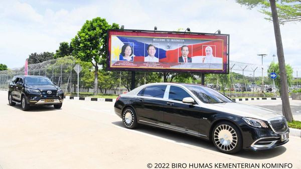 Potret Johnny G Plate Naik Maybach Rp 6 Miliar