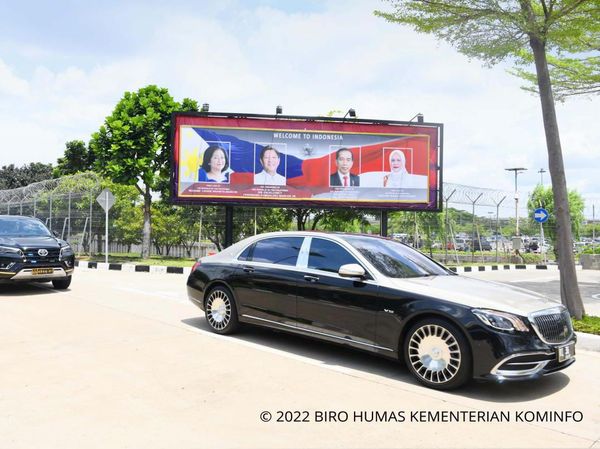 Potret Johnny G Plate Naik Maybach Rp 6 Miliar