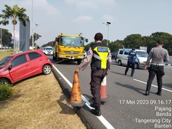Mobil Nyelonong ke Taman Kawasan Bandara Soetta, Lalin Sempat Macet