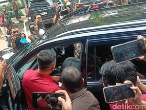 Mobil Menkominfo Johnny Plate di Kejagung Digeledah! Mobil Menkominfo Johnny Plate di Kejagung Digeledah!