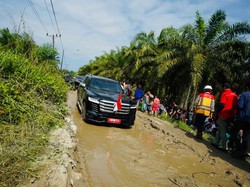 Tinjau Jalanan Rusak di Sumut, Jokowi Turun dari Land Cruiser