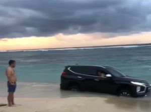 Viral, Mobil Hitam Terperosok di Pantai Timbis Bali
