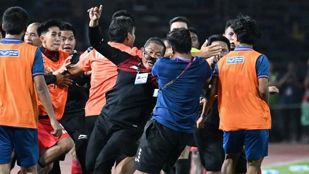 A fight breaks out on the sidelines of the men's football final match between Thailand and Indonesia during the 32nd Southeast Asian Games (SEA Games) in Phnom Penh on May 16, 2023. (Photo by MOHD RASFAN / AFP) (Photo by MOHD RASFAN/AFP via Getty Images)