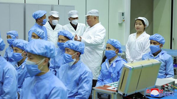 Momen Kim Jong Un Ajak Putrinya Melihat Pusat Satelit Pengintai Korut