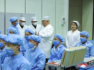 Momen Kim Jong Un Ajak Putrinya Melihat Pusat Satelit Pengintai Korut