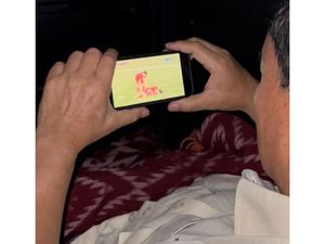 Momen Prabowo Bersarung Nonton Timnas U-22 RI Juara SEA Games