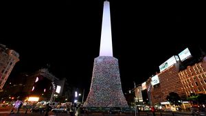 Obelisk Argentina Diselimuti Plastik Saat Hari Daur Ulang Sedunia