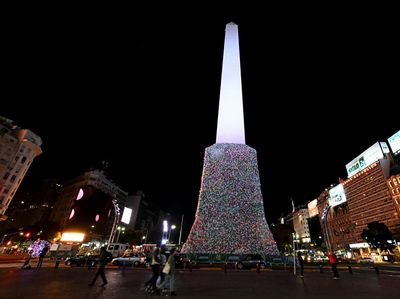 Obelisk Argentina Diselimuti Plastik Saat Hari Daur Ulang Sedunia