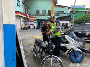 Pelajar di Depok Kaget Kena Tilang Manual: Cuma Jalan Dekat Doang Pelajar di Depok Kaget Kena Tilang Manual: Cuma Jalan Dekat Doang