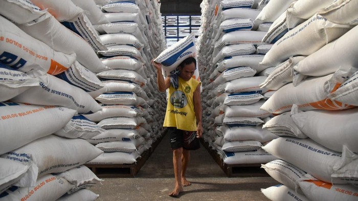 Pekerja mengangkut beras di Gudang Bulog Pulo Brayan, Medan, Sumatera Utara, Selasa (16/5/2023). Perum Bulog wilayah Sumatera Utaramenerima beras impor sebanyak 29.000 ton dari Pemerintah Pusat yang akan disalurkan untuk bantuan sosial tahap kedua dan ketiga sebanyak 20.000 ton. ANTARA FOTO/Fransisco Carolio/rwa.