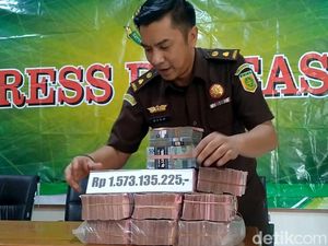 Eks Dirut RSUD di Pekalongan Kembalikan Duit Pengganti Korupsi Rp 1,57 M Eks Dirut RSUD di Pekalongan Kembalikan Duit Pengganti Korupsi Rp 1,57 M