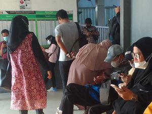 Ada Truk Mogok di Pelintasan, KRL Rangkasbitung-Tanah Abang Telat Datang Ada Truk Mogok di Pelintasan, KRL Rangkasbitung-Tanah Abang Telat Datang