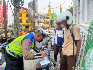 Bawa Motor Sambil Merokok, Pelajar di Depok Kena Tilang Manual Bawa Motor Sambil Merokok, Pelajar di Depok Kena Tilang Manual