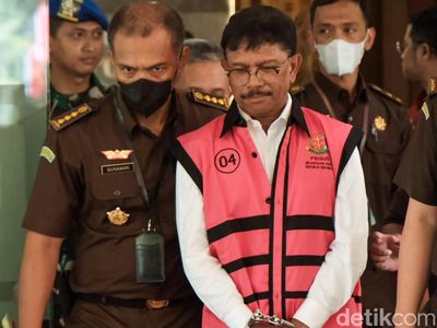 Potret Menkominfo Johnny G Plate Diborgol dan Berompi Tahanan
