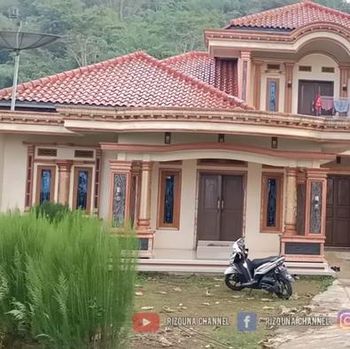 Potret rumah mewah di pinggir sawah milik penjual batagor