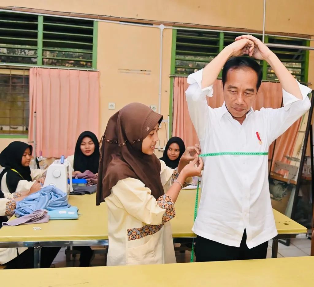 Presiden Jokowi minta dibikinkan baju oleh siswa SMKN 4 Kota Jambi