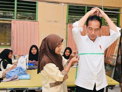 5 Potret Jokowi di SMKN 4 Jambi, Minta Dibuatkan Baju hingga Selfie Bareng Murid