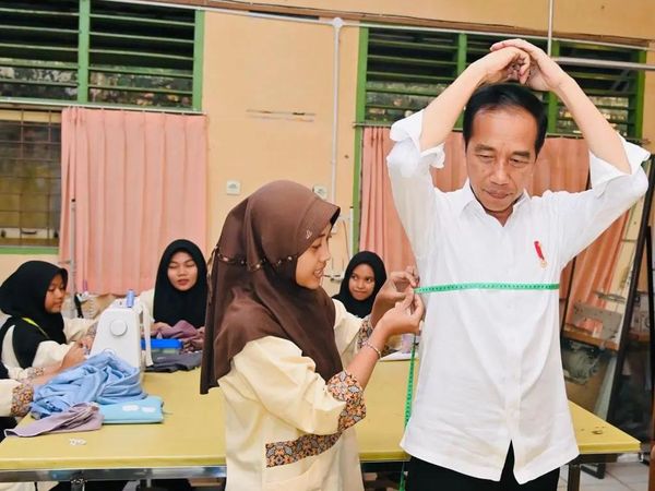 5 Potret Jokowi di SMKN 4 Jambi, Minta Dibuatkan Baju hingga Selfie Bareng Murid