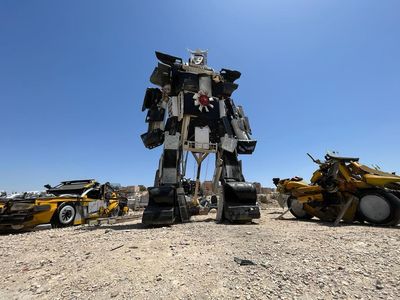 Pria Ini Ubah Limbah Elektronik Jadi Mobil hingga Robot Raksasa