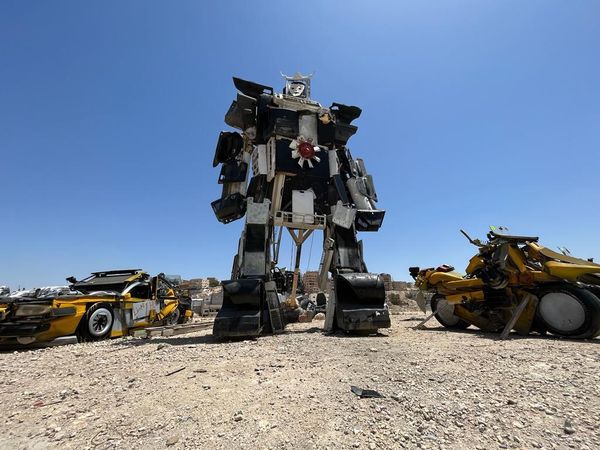 Pria Ini Ubah Limbah Elektronik Jadi Mobil hingga Robot Raksasa