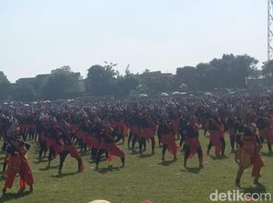 Kompak! Ribuan Pelajar di Malang Tari Bapang Rayakan Hardiknas 2023 Kompak! Ribuan Pelajar di Malang Tari Bapang Rayakan Hardiknas 2023