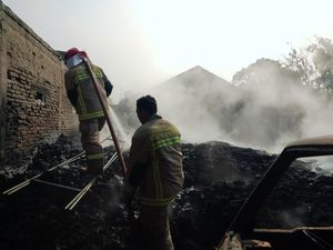 Home Industry Sandal Karet di Tangerang Kebakaran, 5 Rumah Ikut Terbakar Home Industry Sandal Karet di Tangerang Kebakaran, 5 Rumah Ikut Terbakar