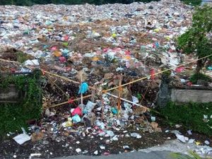 Overload, Gunungan Sampah di TPA Palak Besakih Meluber ke Jalan