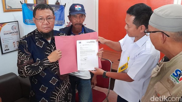 Sejumlah relawan Anies Baswedan melaporkan para kades yang terlibat aksi deklarasi dukung Ganjar Pranowo ke Bawaslu setempat, Rabu (17/5/2023).