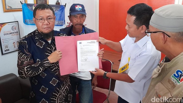 Sejumlah relawan Anies Baswedan melaporkan para kades yang terlibat aksi deklarasi dukung Ganjar Pranowo ke Bawaslu setempat, Rabu (17/5/2023). Sejumlah relawan Anies Baswedan melaporkan para kades yang terlibat aksi deklarasi dukung Ganjar Pranowo ke Bawaslu setempat, Rabu (17/5/2023).
