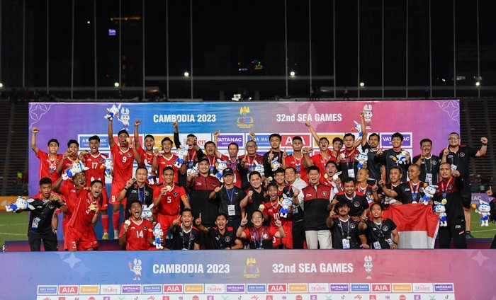 Indonesias coach Indra Sjafri holds a portrait of himself after beating Thailand in the mens football final match during the 32nd Southeast Asian Games (SEA Games) in Phnom Penh on May 16, 2023. (Photo by Nhac NGUYEN / AFP) (Photo by NHAC NGUYEN/AFP via Getty Images)