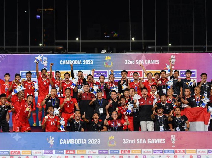 Indonesia's coach Indra Sjafri holds a portrait of himself after beating Thailand in the men's football final match during the 32nd Southeast Asian Games (SEA Games) in Phnom Penh on May 16, 2023. (Photo by Nhac NGUYEN / AFP) (Photo by NHAC NGUYEN/AFP via Getty Images)