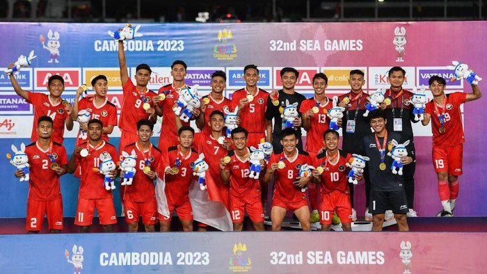 Indonesias coach Indra Sjafri holds a portrait of himself after beating Thailand in the mens football final match during the 32nd Southeast Asian Games (SEA Games) in Phnom Penh on May 16, 2023. (Photo by Nhac NGUYEN / AFP) (Photo by NHAC NGUYEN/AFP via Getty Images)