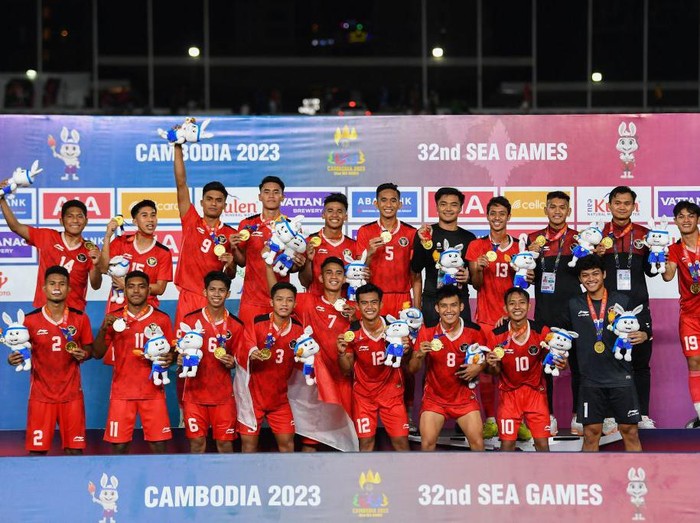 Indonesia's coach Indra Sjafri holds a portrait of himself after beating Thailand in the men's football final match during the 32nd Southeast Asian Games (SEA Games) in Phnom Penh on May 16, 2023. (Photo by Nhac NGUYEN / AFP) (Photo by NHAC NGUYEN/AFP via Getty Images)
