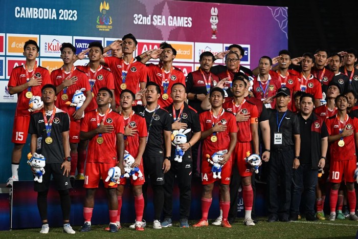 Indonesias coach Indra Sjafri holds a portrait of himself after beating Thailand in the mens football final match during the 32nd Southeast Asian Games (SEA Games) in Phnom Penh on May 16, 2023. (Photo by Nhac NGUYEN / AFP) (Photo by NHAC NGUYEN/AFP via Getty Images)