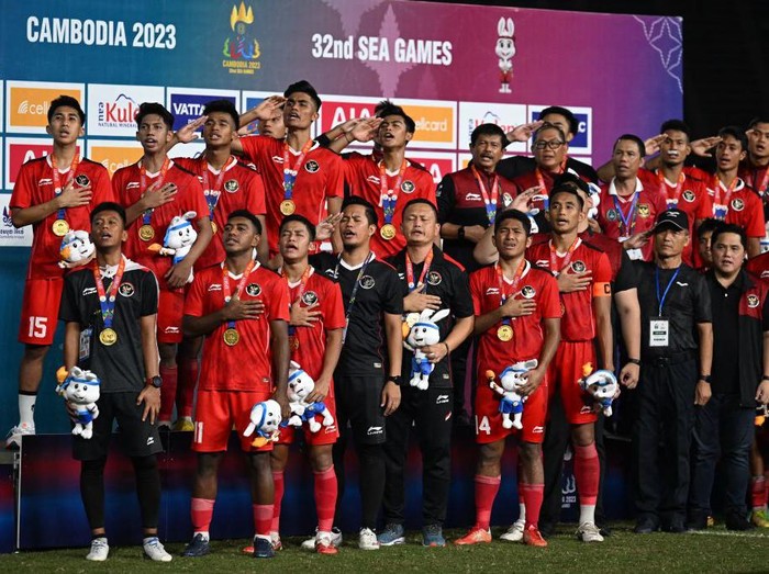 Indonesia's coach Indra Sjafri holds a portrait of himself after beating Thailand in the men's football final match during the 32nd Southeast Asian Games (SEA Games) in Phnom Penh on May 16, 2023. (Photo by Nhac NGUYEN / AFP) (Photo by NHAC NGUYEN/AFP via Getty Images)