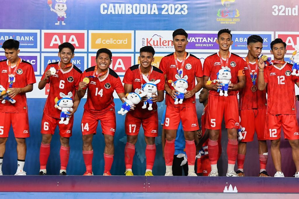 Indonesia's coach Indra Sjafri holds a portrait of himself after beating Thailand in the men's football final match during the 32nd Southeast Asian Games (SEA Games) in Phnom Penh on May 16, 2023. (Photo by Nhac NGUYEN / AFP) (Photo by NHAC NGUYEN/AFP via Getty Images)