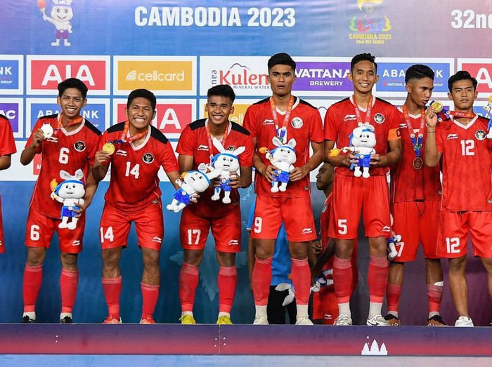 Indonesia's coach Indra Sjafri holds a portrait of himself after beating Thailand in the men's football final match during the 32nd Southeast Asian Games (SEA Games) in Phnom Penh on May 16, 2023. (Photo by Nhac NGUYEN / AFP) (Photo by NHAC NGUYEN/AFP via Getty Images)