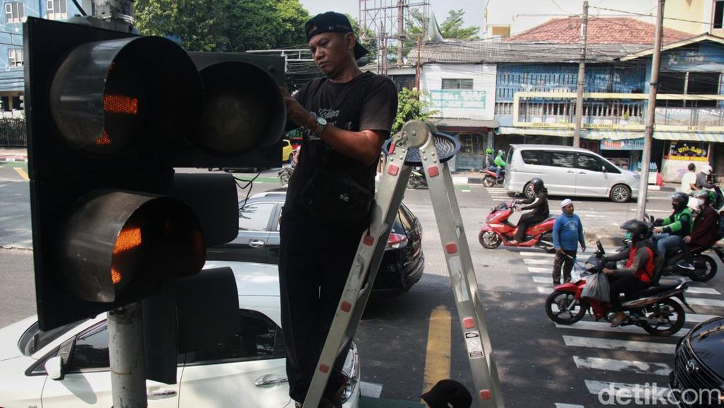 Seperti Ini Lho Perbaikan Lampu Lalu Lintas Seperti Ini Lho Perbaikan Lampu Lalu Lintas