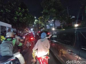 Horor! Jalur Sukomanunggal-Banyuurip 3,5 Km Macet Malam Ini Horor! Jalur Sukomanunggal-Banyuurip 3,5 Km Macet Malam Ini