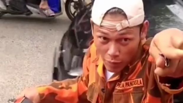 Tampang pria berbaju ormas yang viral memalak sopir di Kabupaten Bogor