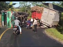 Truk Muat Tebu Terguling di Karangkates, Akses Jalan Malang-Blitar Buka Tutup