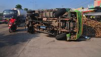 Truk Tebu Terguling di Pantura dan Bikin Macet