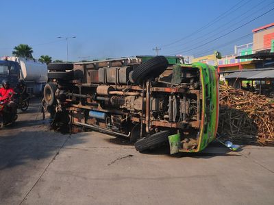 Truk Tebu Terguling di Pantura dan Bikin Macet