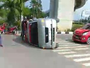 Viral, Ambulans Bawa Jenazah Terguling di Palembang! Viral, Ambulans Bawa Jenazah Terguling di Palembang!
