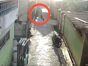 Ketua RT Penganiaya Wanita Protes Sembako di Makassar Jadi Tersangka Ketua RT Penganiaya Wanita Protes Sembako di Makassar Jadi Tersangka